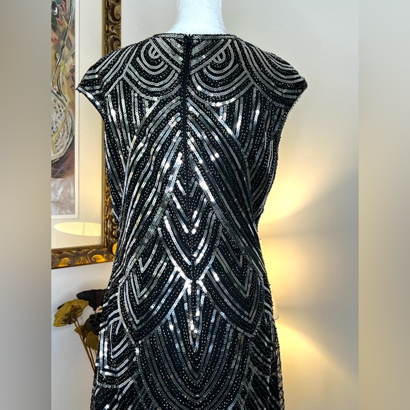 Black Sheath Cocktail Dress with Short Sleeves and Knee-Length Design - Picture 8 of 10